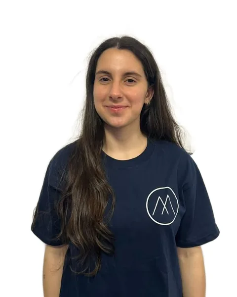 Cande sonriendo con la remera de Mimarse