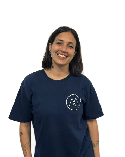 Denu sonriendo con la remera de Mimarse