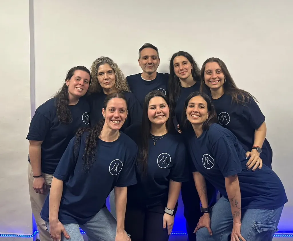 El equipo de Mimarse Estudio con las remeras azules del estudio