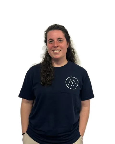Male sonriendo con la remera de Mimarse