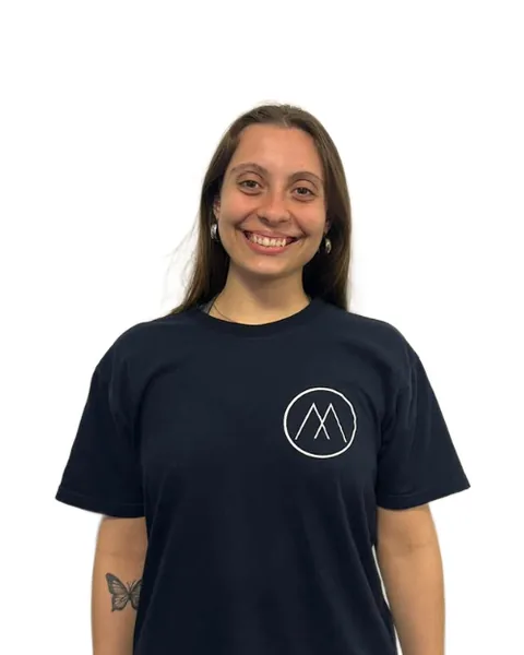 Mile sonriendo con la remera de Mimarse