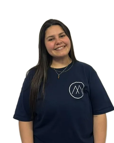 Mili sonriendo con la remera de Mimarse