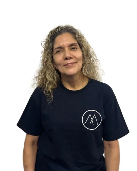 Nelly sonriendo con la remera de Mimarse