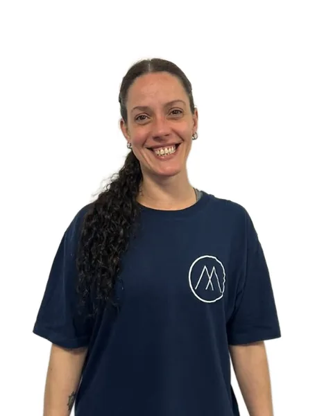 Nohe sonriendo con la remera de Mimarse