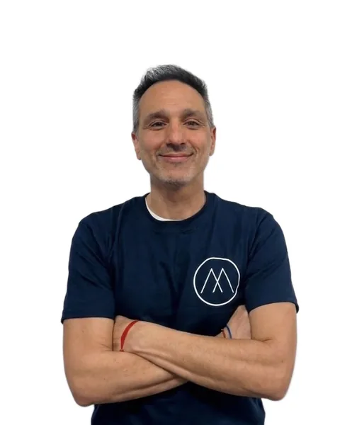 Pablo con los brazos cruzados y la remera de Mimarse